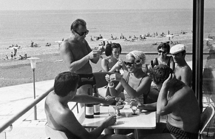 Советские девушки в купальниках: 55 курортных фото